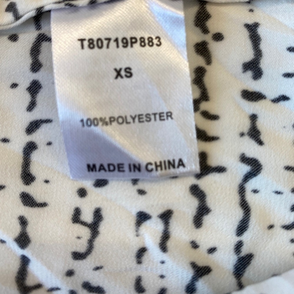 TART Collections Black White Abstract Print Bell Sleeve V Neck Blouse XS - Picture 7 of 9